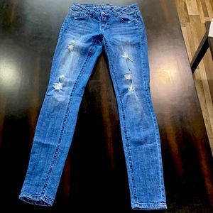 Size 0 ripped regular rise skinny jeans.